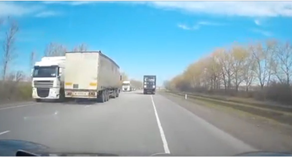 Kravas automašīnas vadītājs aizmieg pie stūres un izraisa bīstamu situāciju uz ceļa +VIDEO