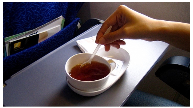 Ja jums ir prāts, tad jūs nekādā gadījumā nepasūtīsiet lidmašīnā tēju vai kafiju!