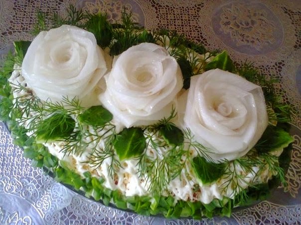 Interesanti un skaisti salāti ”Trīs baltās rozes”