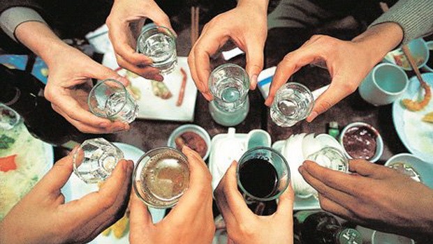 Kā dzert, lai nepiedzertos un ballītes laikā neizskatītos pēc muļķa? Speciālistu padomi