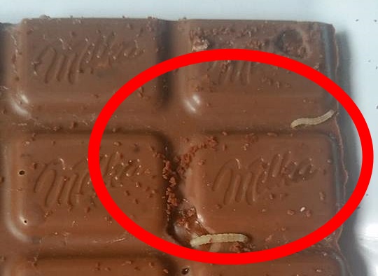 Vai tiešām Latvijā tagad var iegādāties ”Milkas” šokolādi ar tārpiem? Kāda pircēja šokā…