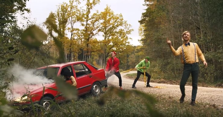 Latviešu puiši uzņem komisku mūzikas video par to, kā ir braukt ar Peugeot automašīnu