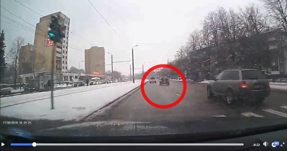 VW Golf vadītājs “pamāca” kā nestāvēt pie sarkanās gaismas Maskavas ielā – brīdinām neatkārtot, tas ir maksas pasākums
