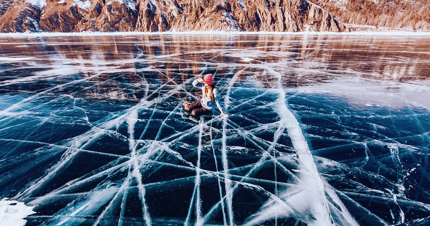 Fotogrāfe iemūžina pasakainus skatus uz aizsalušā Baikāla – pasaulē vecākā ezera