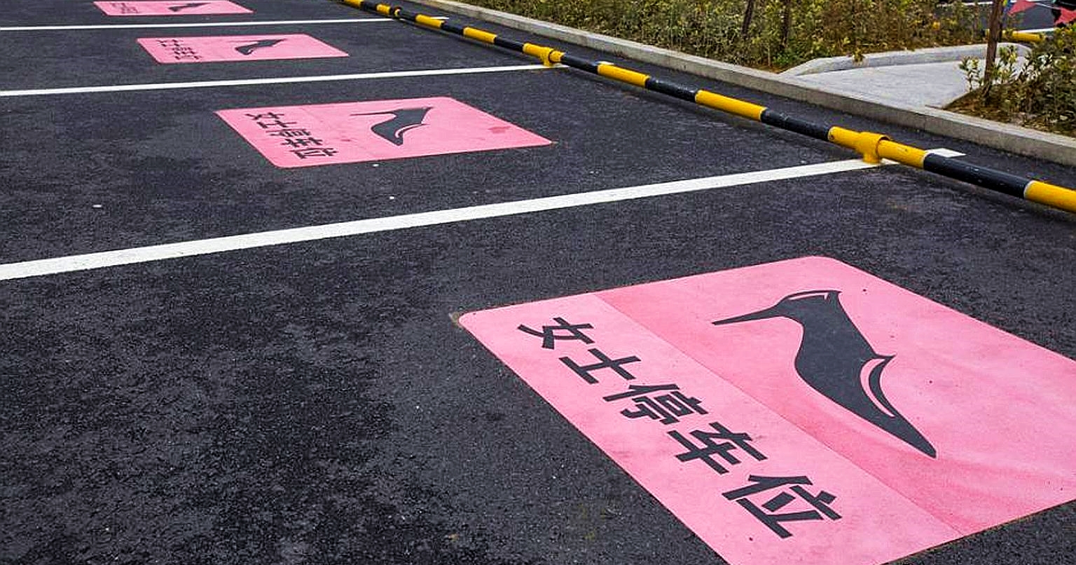 Ķīnā ievieš īpašas parkošanās vietas sievietēm. Gribēja kā labāk, bet izprovocēja feministes.