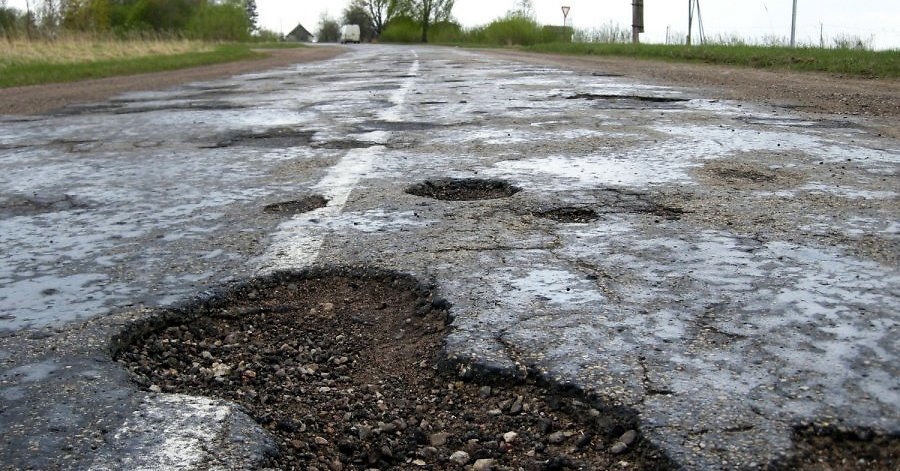 Latvijā ir lielākais uz autoceļiem bojāgājušo skaits visā Eiropā – ES eksperti vaino slikti uzturētos autoceļus