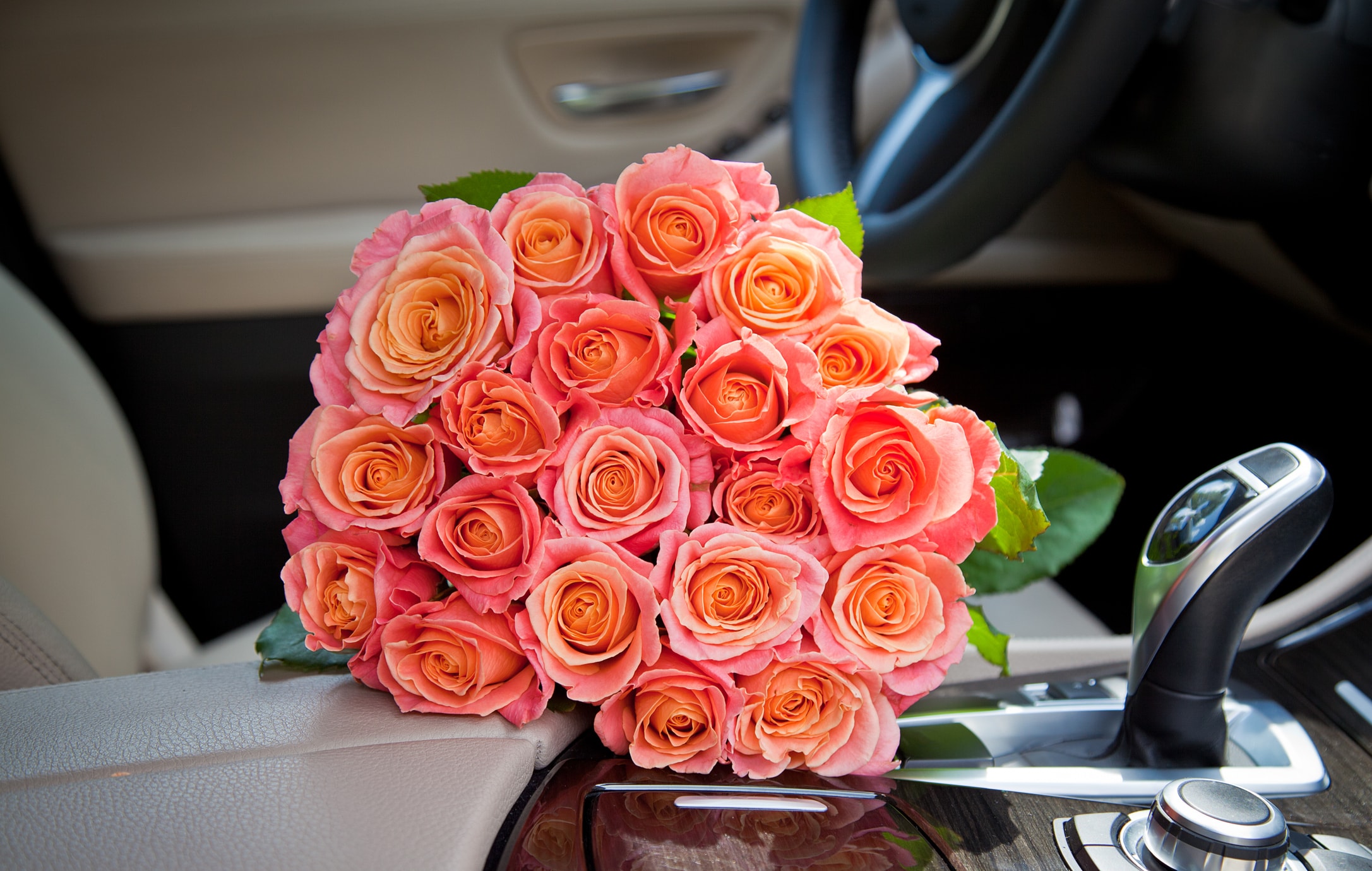 Ziedu veikaliņš šodien piedāvā iespēju nofotogrāfēties ar milzīgu rožu pušķi, lai jūs varētu pakaitināt savas draudzenes