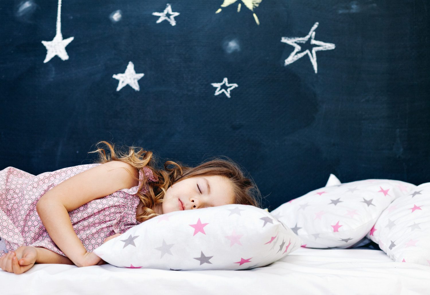 Vai tu zini, cikos jāliek gulēt bērni? Šī tabula palīdzēs atrisināt gulētiešanas jautājumus ikvienā mājā
