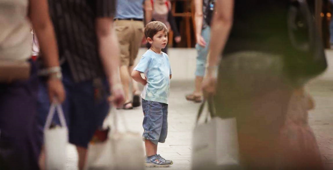 Centrā mazs bērns neviena nemanīts izskrien no bērnudārza, fotogrāfam izdodas novērst nelaimi