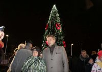 Svētku rotā iemirdzas Rīgas 84. vidusskolas sporta un aktīvās atpūtas laukuma Ziemassvētku eglīte
