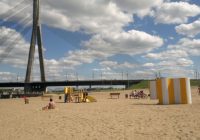 Rīgā labiekārtota jauna pludmales zona, izbūvētas autostāvvietas un jaunas pastaigu takas