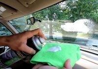 Slepenā metode auto priekšējā stikla iekšpuses attīrīšanai