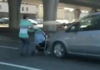 Kur prāts? Sieviete skrēja pāri ceļam ar ratiem, kuros ir bērns, pēc brīža viņu notriec mašīna un bērns aizlido prom!
