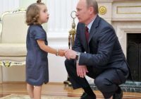Šī mazā meitene Putinam uzdeva jautājumu, ko neatļaujas prasīt pat žurnāliski! Ak mazā drosminiece!