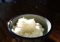 Kāpēc, gatavojot rīsus, pievienot etiķi