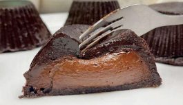 Slaida saimniece padalījās receptē, kā pagatavot šokolādes kūku bez miltiem un cukura, un nekādas cepšanas