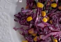 Sarkano kāpostu salāti ar kukurūzu: vienkārša veselīga ēdiena recepte
