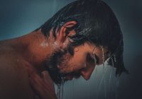 Hipnoterapeits atklāj, kāpēc sākumā negribas iet dušā, bet pēc tam negribas no tās izkāpt: 4 neparasti “vannas istabas psiholoģijas” fenomeni