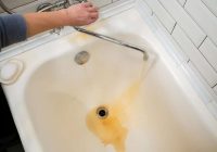 Kā ātri noņemt dzeltenumu vannā, izlietnē un tualetē: efektīvāku līdzekli neatrast