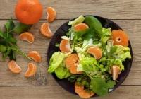 Pārsteidziet savus viesus ar mandarīnu un prošuto salātiem: ideāli svētku galdam
