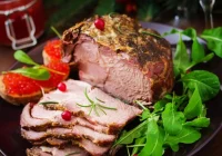 Gatavojiet gaļu Ziemassvētku vakaram tikai šādi: marinādes noslēpums, kas padarīs gaļu sulīgu un maigu