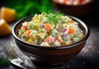 Nežēlojiet olas: kādas 4 kļūdas 80 % cilvēku pieļauj, gatavojot “Olivjē” salātus