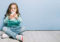 Nosaukts ideālais vecums, kad bērnam iegādāties pirmo tālruni: padomi atbildīgiem vecākiem