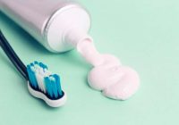 Jūsu spoguļi vannas istabā vairāk neaizsvīdīs: Lieliski veidi, kā zobu pastu izmantot mājsaimniecībā