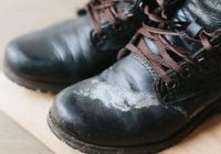 Kā noņemt sāls pēdas no apaviem