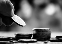Kāpēc glabāt monētas zem paklāja: prakse finanšu panākumu gūšanai