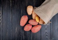 Kādus augus var barot ar kartupeļu mizām: dārzkopji, lieciet aiz auss