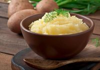 Kartupeļu biezenis ar sieru un ķiplokiem: iecienīta ēdiena recepte ar jaunu garšu