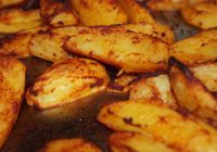 Kā izcept kraukšķīgus un zeltītus kartupeļus: triki, lai tie izdotos ideāli