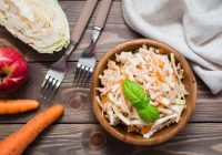 Sagatavojiet kraukšķīgus un sulīgus kāpostu salātus vācu stilā: noslēpums ir marinādē