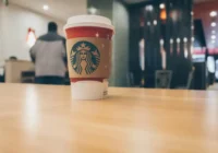 Ziemassvētku vakarā darbinieki streiko jau 300 Starbucks ASV veikalos